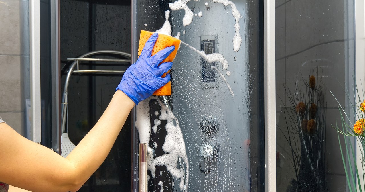 Widzisz biały nalot na kabinie prysznicowej? Tak usuniesz go w trymiga