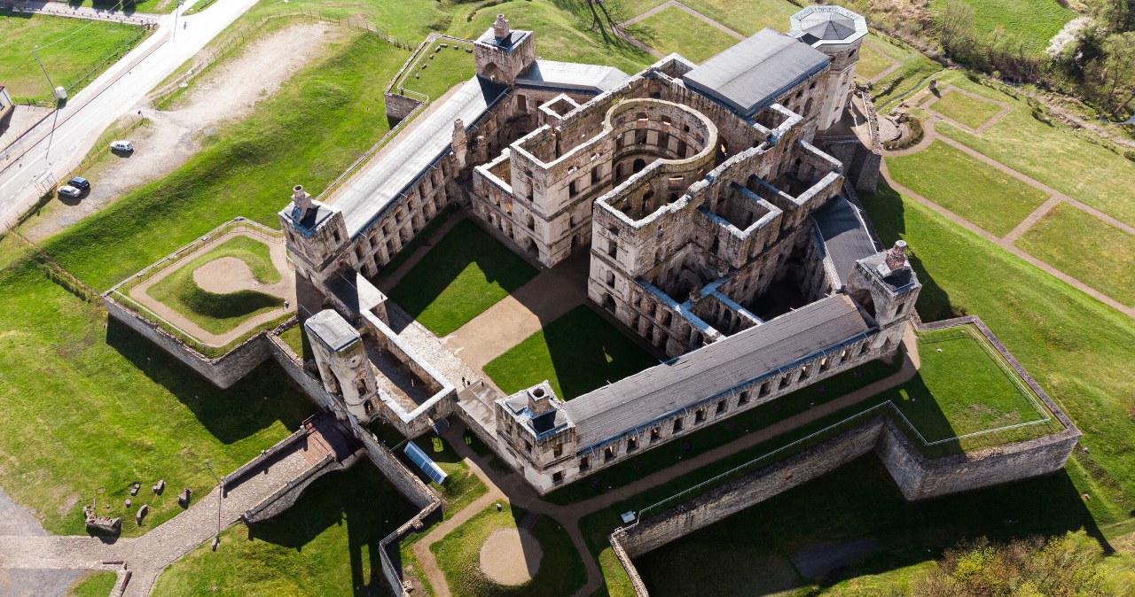 Najbardziej zagadkowa ruina w Polsce. Zamek miał 365 okien nie bez powodu