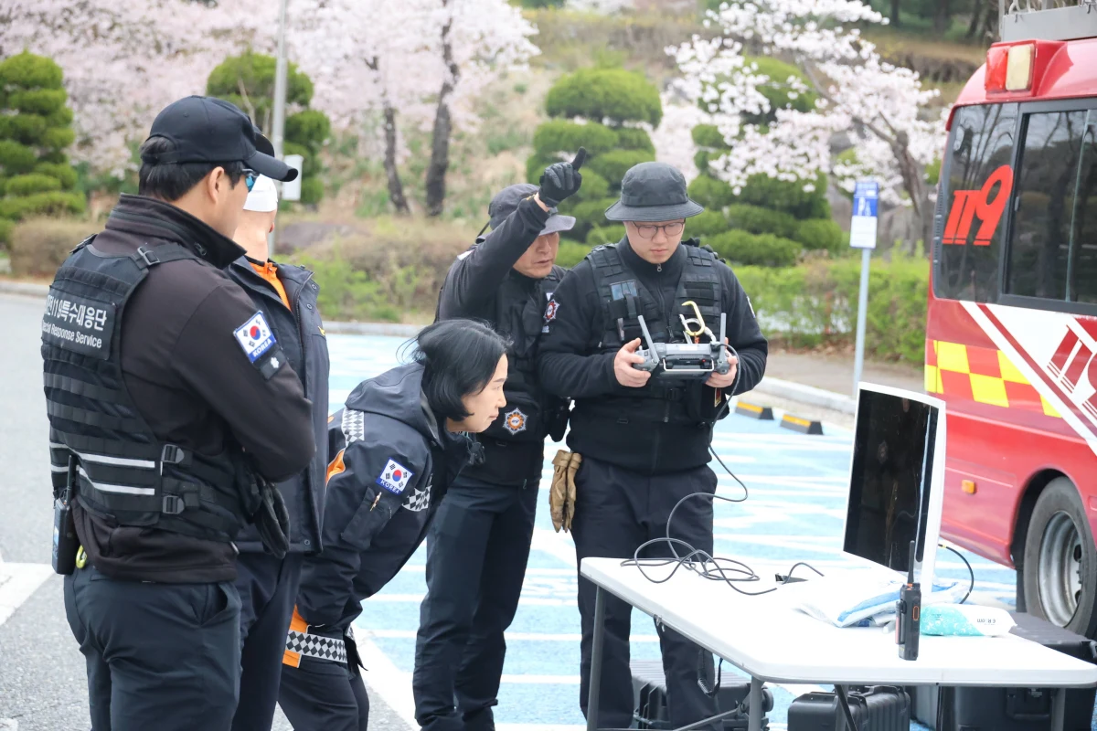 W mieście Daejeon w Korei Południowej, położonym około 150 kilometrów na południe od Seulu, doszło do niecodziennego zdarzenia. Z popularnego parku rozrywki O-World uciekł 2-letni wilk. Drapieżnika szuka ponad 300 osób.