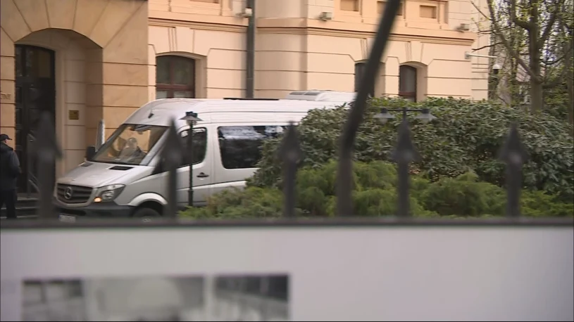 Nowi sędziowie już w Trybunale Konstytucyjnym. Przed budynkiem tłumy