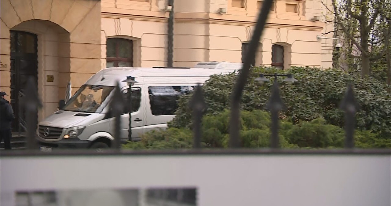 Nowi sędziowie już w Trybunale Konstytucyjnym. Przed budynkiem tłumy