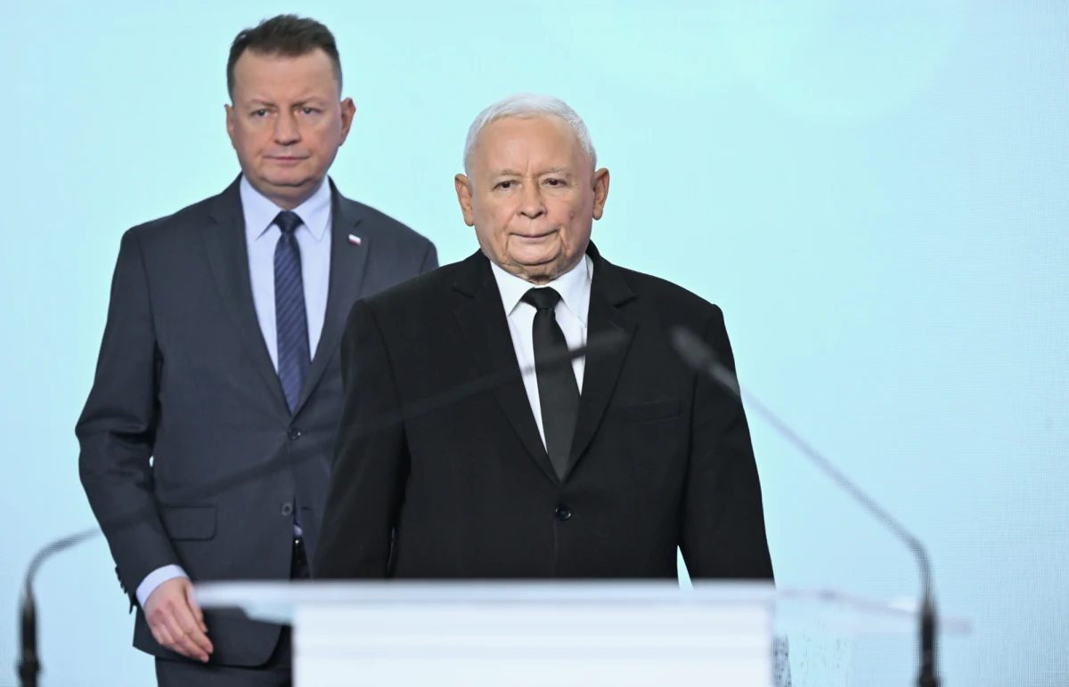 Klub Prawa i Sprawiedliwości zapowiedział złożenie zawiadomienia do prokuratury w związku z czwartkową uroczystością ślubowania sędziów Trybunału Konstytucyjnego w Sejmie. Zdaniem szefa klubu PiS Mariusza Błaszczaka, osoby uczestniczące w wydarzeniu - w tym marszałek Sejmu Włodzimierz Czarzasty oraz szef Kancelarii Sejmu Marek Siwiec - miały przekroczyć swoje uprawnienia w celu osiągnięcia osobistej korzyści politycznej.