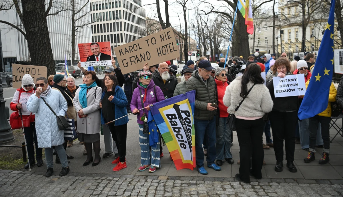 Przed budynkiem Trybunału Konstytucyjnego w Warszawie spotkały się dwie demonstracje. Członkowie pierwszej przynieśli ze sobą transparenty witające nowych sędziów. Uczestnicy drugiej protestują przeciwko ich powołaniu. Atmosfera jest wyjątkowo napięta, a sytuację na miejscu kontrolują liczne siły policyjne. Wszystko to w związku z zaprzysiężeniem nowych sędziów.