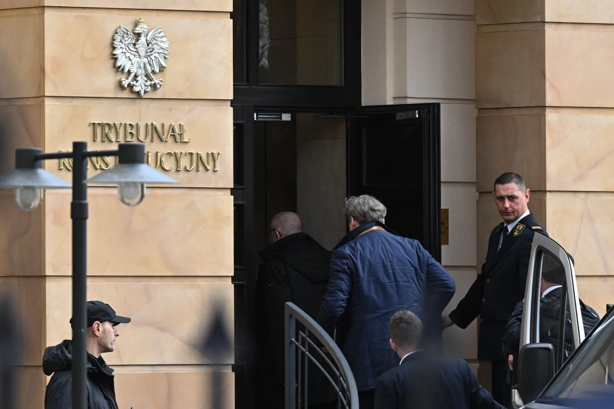 Sześcioro nowo wybranych sędziów Trybunału Konstytucyjnego weszło do budynku TK. Jak poinformował reporter RMF FM Michał Krasoń, spotkanie zaprzysiężonych dziś w Sejmie sześciorga sędziów z prezesem Trybunału Bogdanem Święczkowskim trwało około póltorej godziny. 