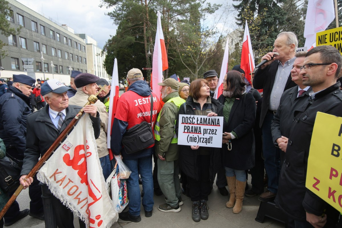 Spór o TK po ślubowaniu sędziów. "Legalne" kontra "dalsza eskalacja"