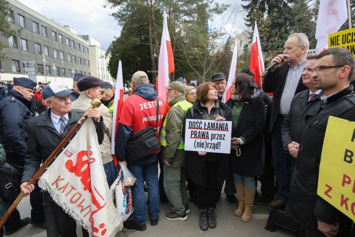 Po ślubowaniu nowych sędziów Trybunału Konstytucyjnego w Sejmie konflikt wokół instytucji jeszcze się zaostrzył. W Radiu RMF24 zebraliśmy komentarze ekspertów w tej sprawie. Prof. Marcin Matczak ocenia, że procedura była w pełni legalna, a prezydent złamał prawo, odmawiając przyjęcia ślubowania. Z kolei prof. Bartłomiej Biskup ostrzega przed chaosem instytucjonalnym i "węzłem gordyjskim", który może doprowadzić do trwałej erozji autorytetu TK.