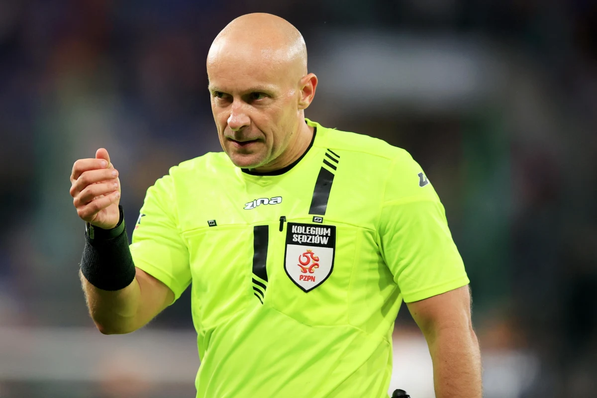 Szymon Marciniak po raz kolejny znalazł się w gronie najlepszych sędziów świata - FIFA powierzyła mu prowadzenie meczów podczas nadchodzących mistrzostw świata w piłce nożnej, które odbędą się w USA, Meksyku i Kanadzie. Wśród nominowanych arbitrów z Polski są także Tomasz Kwiatkowski, Tomasz Listkiewicz i Adam Kupsik.