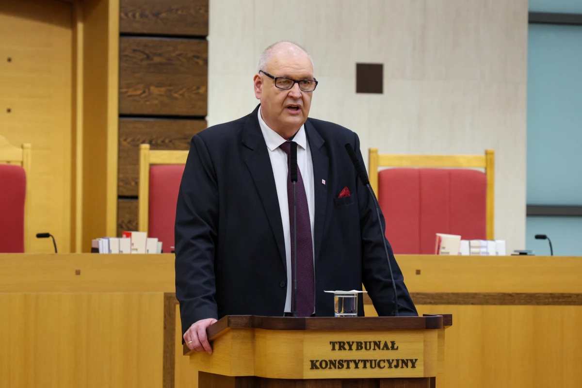 "Wydarzenia, które miało dziś miejsce w Sejmie, nie mogę uznać za złożenie ślubowania sędziów TK wobec prezydenta, no chyba że prezydent poinformuje mnie, że takie spotkanie on uznaje za złożenie ślubowania" - powiedział prezes Trybunału Konstytucyjnego Bogdan Święczkowski.