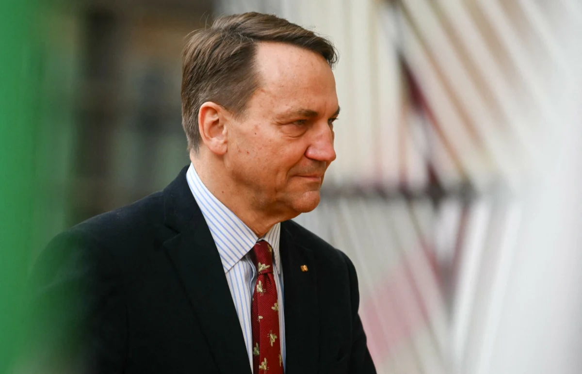 ​Minister spraw zagranicznych Radosław Sikorski weźmie udział w 72. spotkaniu Grupy Bilderberg, które dziś rozpoczyna się w Waszyngtonie. To prestiżowe, choć owiane tajemnicą forum, od lat przyciąga uwagę zarówno światowych liderów, jak i zwolenników teorii spiskowych. W rzeczywistości - jak podkreślają eksperci - jest to nieformalne miejsce wymiany poglądów między politykami, biznesmenami i intelektualistami z Europy i USA.