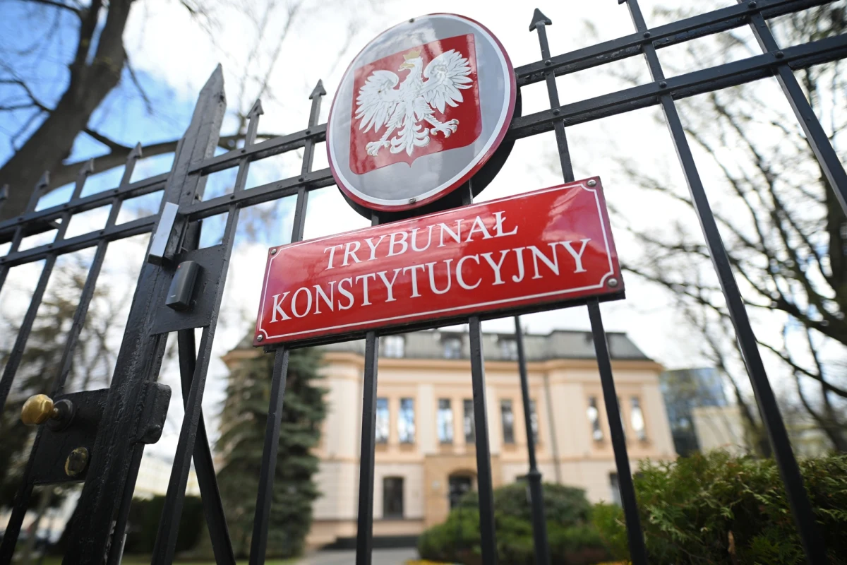 Czworo nowo wybranych sędziów Trybunału Konstytucyjnego nie zostało dopuszczonych do wykonywania swoich obowiązków. Sędziowie zapowiadają, że będą domagać się swoich praw na drodze sądowej i prawdopodobnie złożą pozew do sądu pracy. Prezydent Karol Nawrocki nie uznał dzisiejszych ślubowań i zapowiedział, że w najbliższych dniach skieruje sprawę do Trybunału Konstytucyjnego.