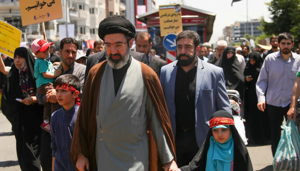 Najwyższy przywódca duchowo-polityczny Iranu Modżtaba Chamenei zapewnił w pisemnym oświadczeniu odczytanym w czwartek w państwowej telewizji, że "Iran nie dąży do wojny, ale nie zrezygnuje ze swoich praw". "Iran wprowadzi zarządzanie strategiczną cieśniną Ormuz w nową fazę" – zapewnił jednocześnie.