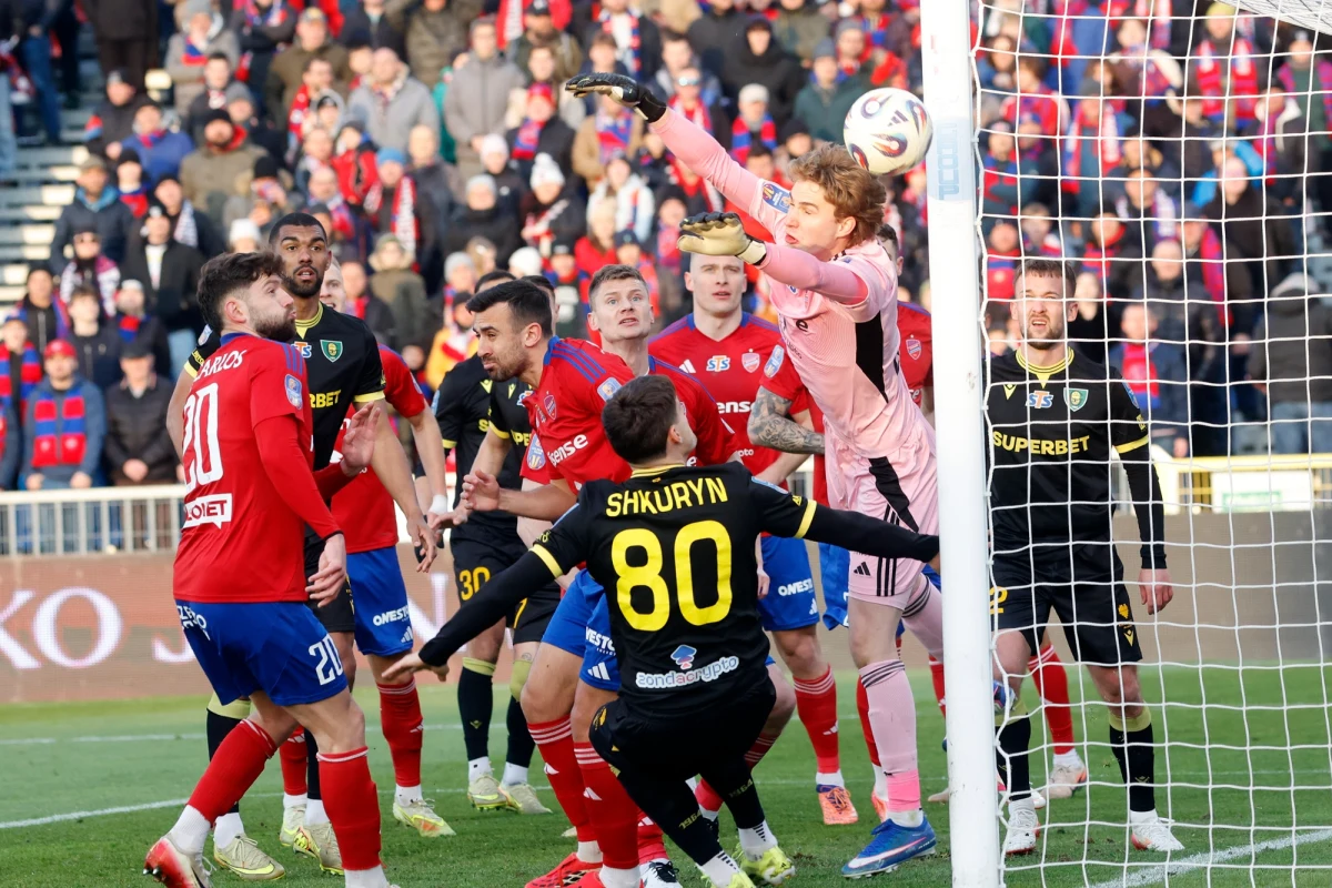 Raków Częstochowa pokonał GKS Katowice w serii rzutów karnych 4:2 w półfinale piłkarskiego Pucharu Polski. Po regulaminowych 90 minutach było 3:3, a po dogrywce 4:4. W finale 2 maja na PGE Narodowym rywalem drużyny z Częstochowy będzie Górnik Zabrze, który w środę wyeliminował Zawiszę Bydgoszcz.