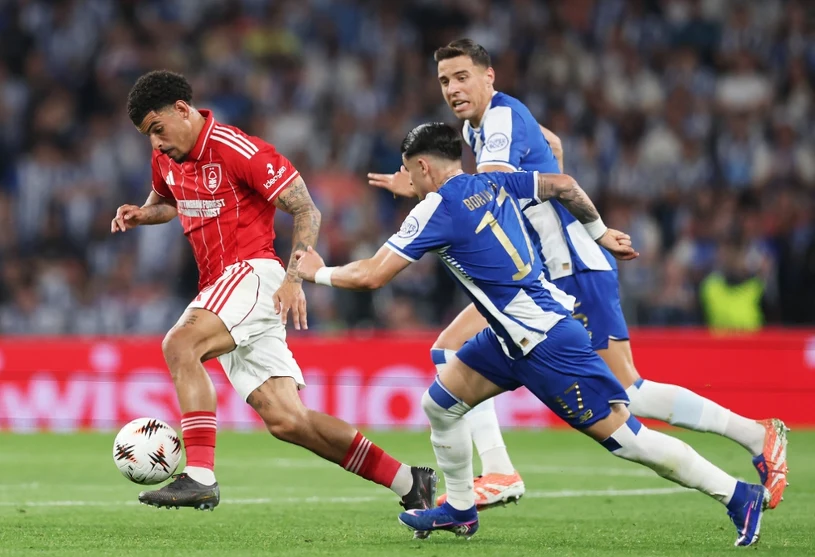 Absurdalny "swojak" i anulowany gol w hicie. Bednarek aż łapał się za głowę