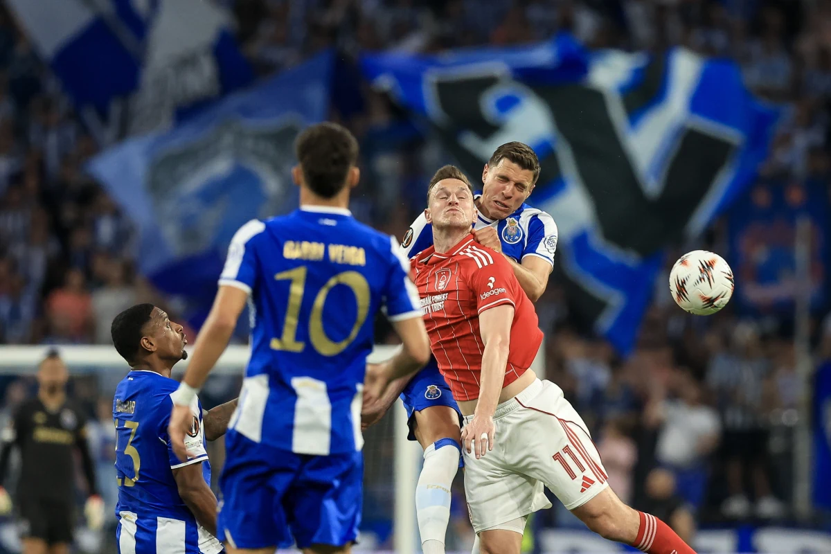 Za nami pierwsze mecze ćwierćfinałowe piłkarskiej Ligi Europy. FC Porto z Janem Bednarkiem w składzie zremisowało z Nottingham Forest 1:1, natomiast Aston Villa z Mattym Cashem pokonała na wyjeździe Bolognę 3:1. W Lidze Konferencji  drużyny, które wyeliminowały polskie kluby, ze zmiennym szczęściem.