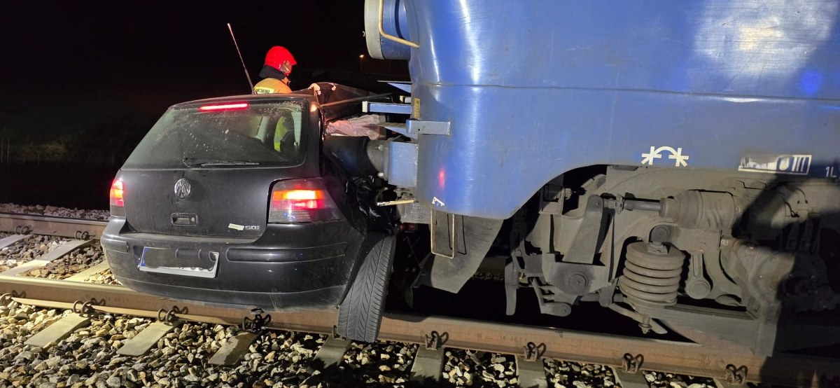 Pociąg staranował auto na przejeździe kolejowym. Kierowca uciekł