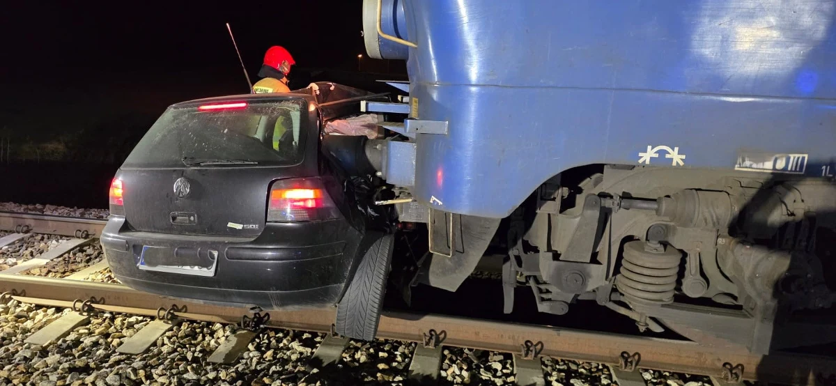 Do bardzo niebezpiecznego zdarzenia doszło w piątek nad ranem na przejeździe kolejowym w miejscowości Kąty w Wielkopolsce. Samochód osobowy wjechał na torowisko, wyłamując rogatkę, po czym został staranowany przez pociąg towarowy. Kierowca auta uciekł z miejsca tuż przed zderzeniem.