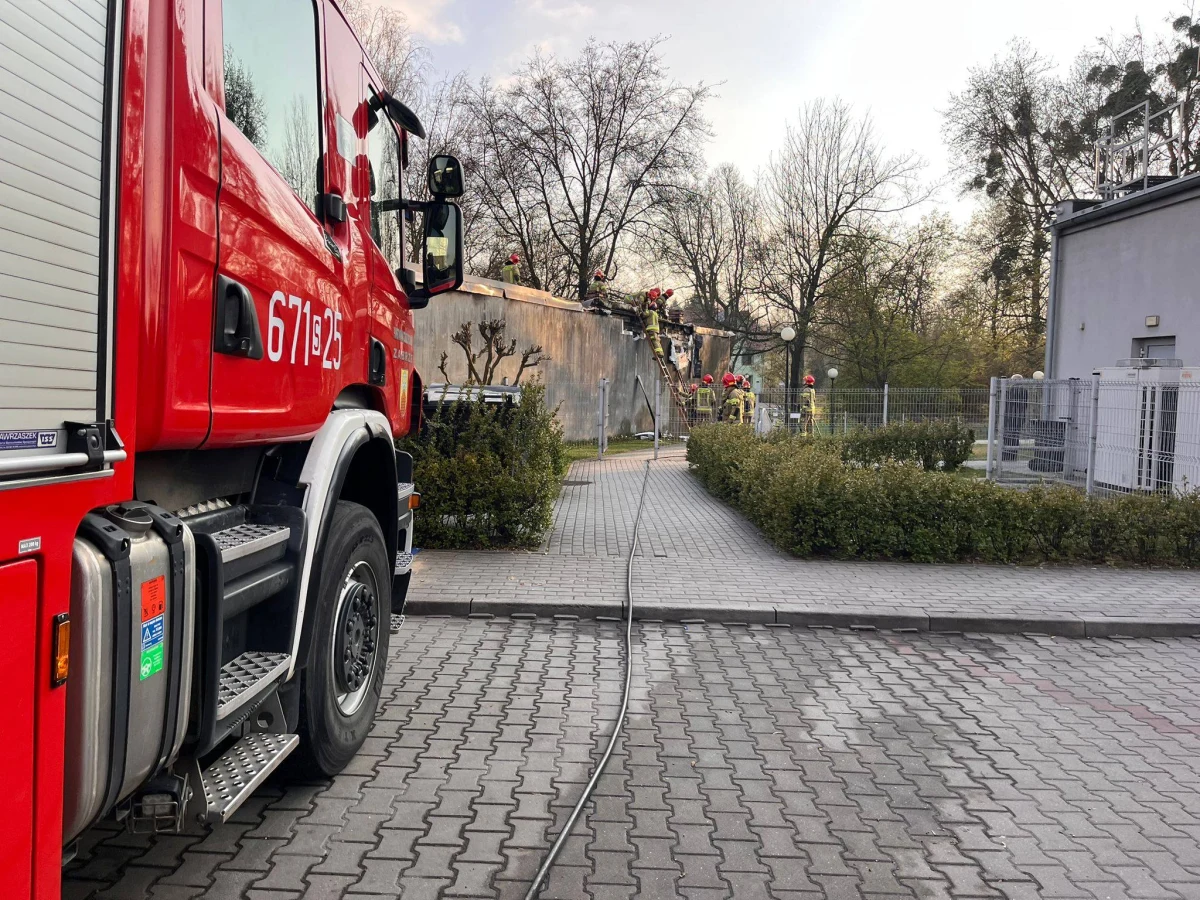 W czwartek wieczorem doszło do tragicznego pożaru mieszkania w Zabrzu. Ogień wybuchł w jednym z budynków mieszkalnych. Po ugaszeniu płomieni, podczas przeszukiwania pogorzeliska, strażacy natrafili na ciało mężczyzny w wieku około 60 lat.