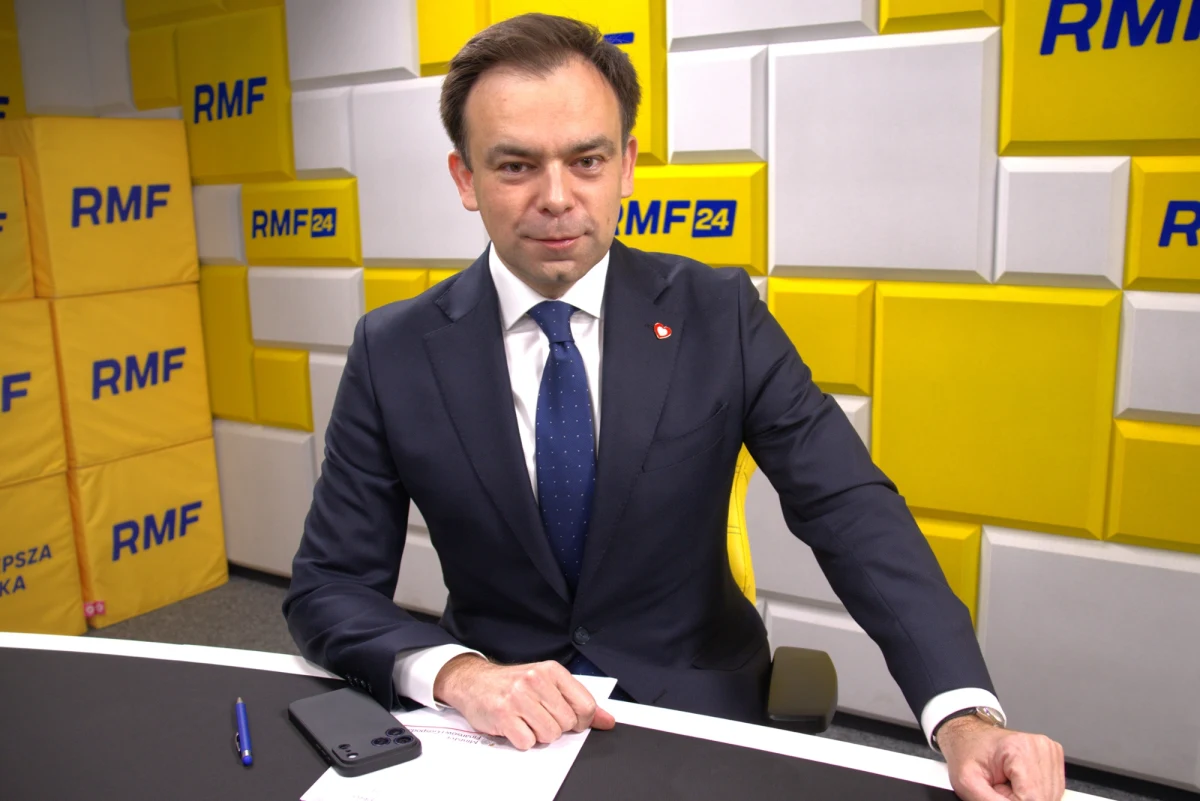 Minister finansów Andrzej Domański w Porannej rozmowie w RMF FM rozwiał nadzieje dotyczące obniżenia podatków. "Ja bym chciał, żeby podatki w Polsce były niższe, ale mamy potężne nakłady na bezpieczeństwo, na obronę, 200 miliardów złotych rocznie rosną nakłady na zdrowie (…). Ta propozycja oznaczałaby ubytek o około 11 miliardów złotych" – mówił minister. Jak zaznaczył, w 2026 roku progi podatkowe pozostaną niezmienione. 