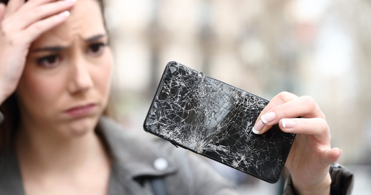 Zbity ekran w telefonie. Kiedy naprawa będzie za darmo?