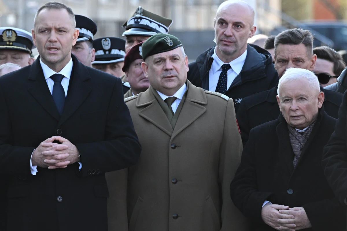 ​Przed Pałacem Prezydenckim w Warszawie odbył się w piątek uroczysty Apel Pamięci upamiętniający 16. rocznicę katastrofy smoleńskiej. W wydarzeniu wzięli udział prezydent Karol Nawrocki, politycy Prawa i Sprawiedliwości, w tym prezes partii Jarosław Kaczyński, a także przedstawiciele instytucji państwowych.