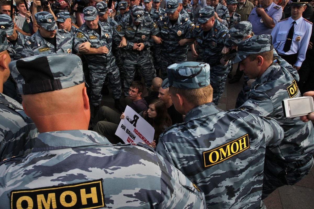 Raid by Russian safety  services at the office  of 'Novaya Gazeta'. A well-known commentator was detained