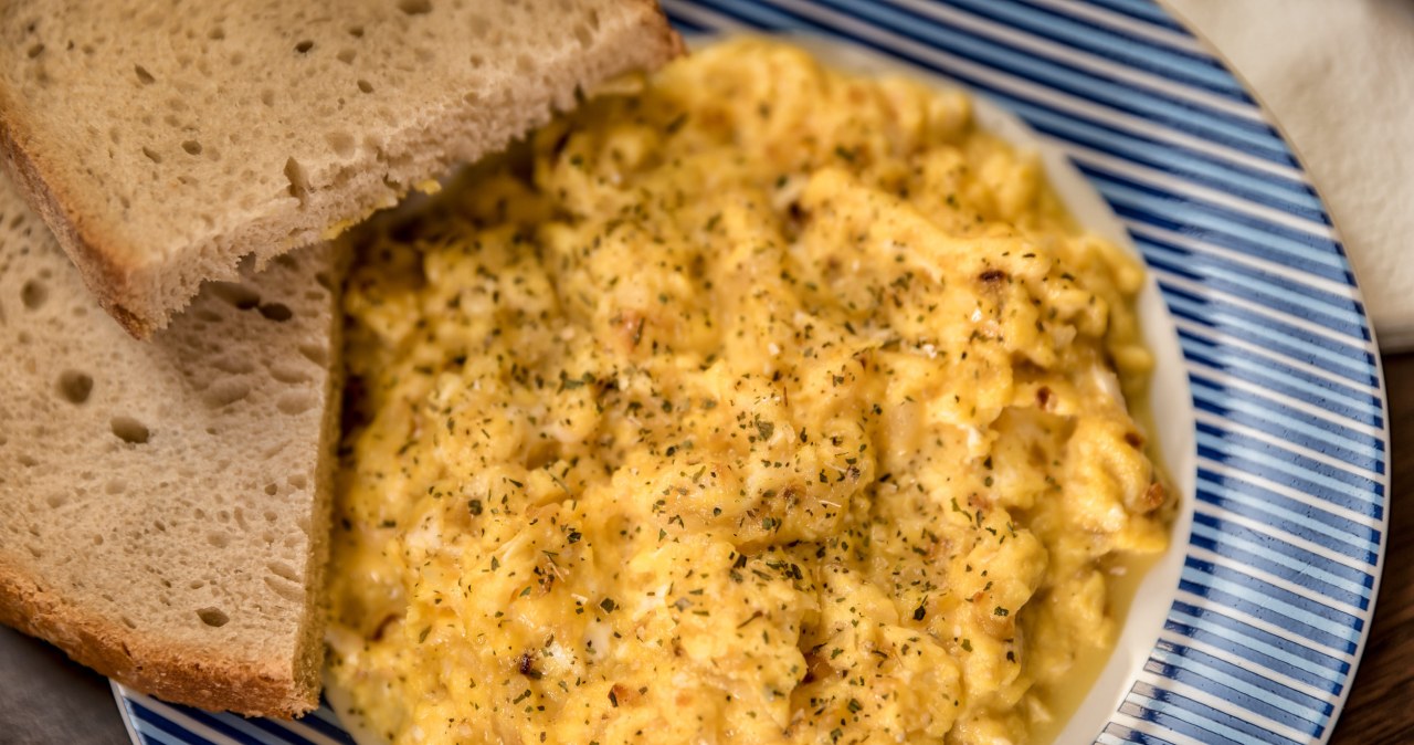 Dodaj kilka kropel do jajecznicy. Będzie puszysta jak chmurka