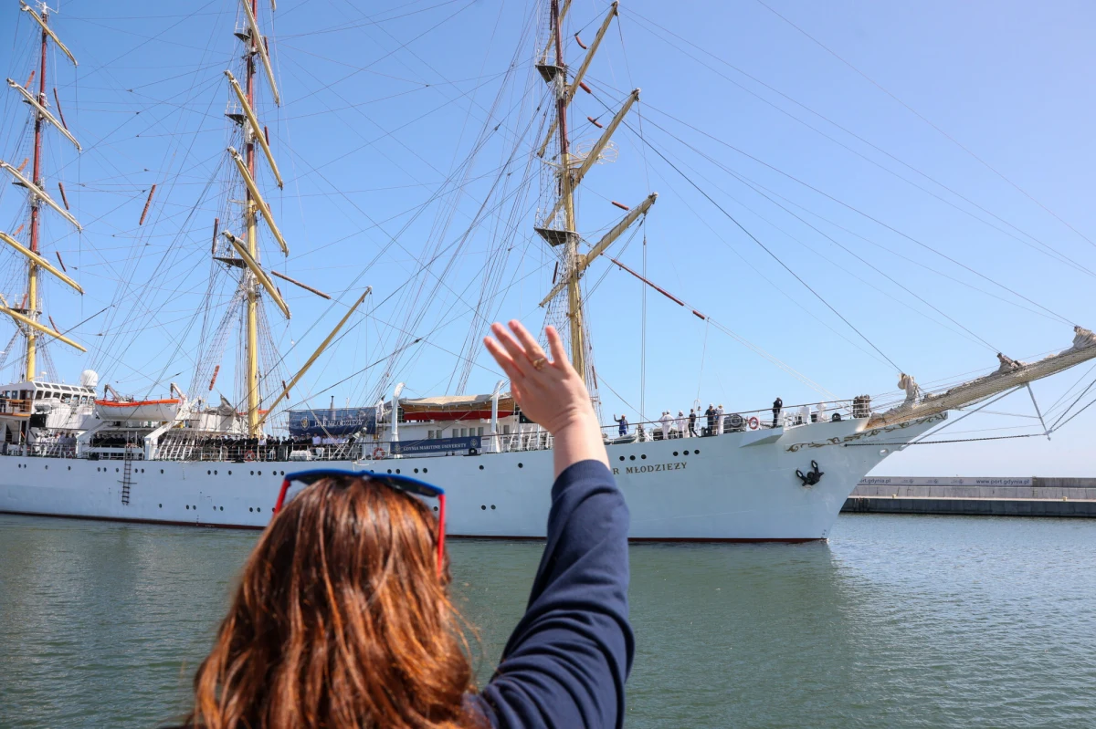 Prace nad dokumentacją zastępcy "Daru Młodzieży" są już na finiszu, a wkrótce ogłoszony zostanie przetarg "zaprojektuj i zbuduj". Równolegle trwa konkurs na imię dla nowej jednostki. Wybór nie jest łatwy - zgłoszono ponad tysiąc propozycji. "Propozycje są bardzo różne: od miejscowości, nazwiska, nazwy, które ładnie brzmią w języku polskim, ale chyba ostatecznie będziemy chcieli uniknąć polskich liter" - przyznaje w rozmowie z RMF FM Adam Weintrit, rektor Uniwersytetu Morskiego w Gdyni. Decyzja ma być ogłoszona jeszcze przed wakacjami.