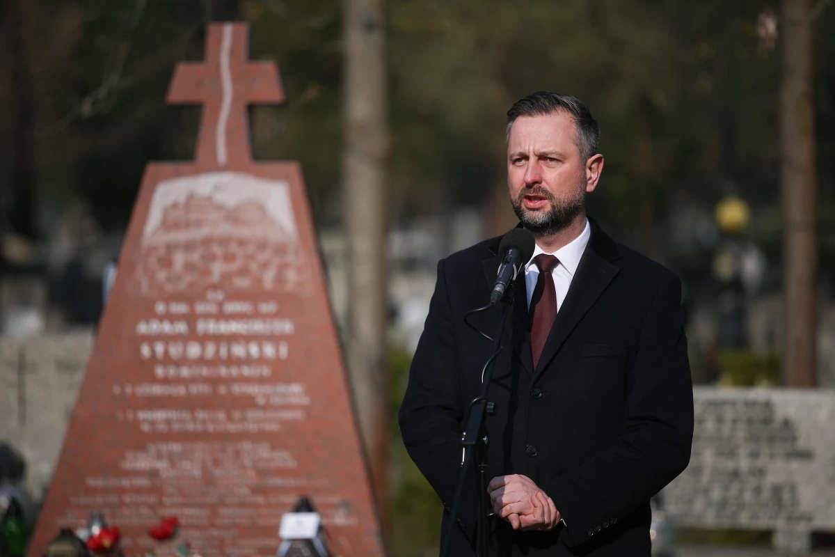 „Jest nadzieja, że ci, którzy w jakikolwiek sposób chcą tę tragedię fałszywie wykorzystać, w końcu przegrają, bo muszą” - mówił na krakowskich obchodach 16. rocznicy katastrofy smoleńskiej minister obrony Władysław Kosiniak-Kamysz. Lider Polskiego Stronnictwa Ludowego dodał, że „pamięć o ofiarach katastrofy pod Smoleńskiem jest silniejsza, niż próba rozbicia wspólnoty”.