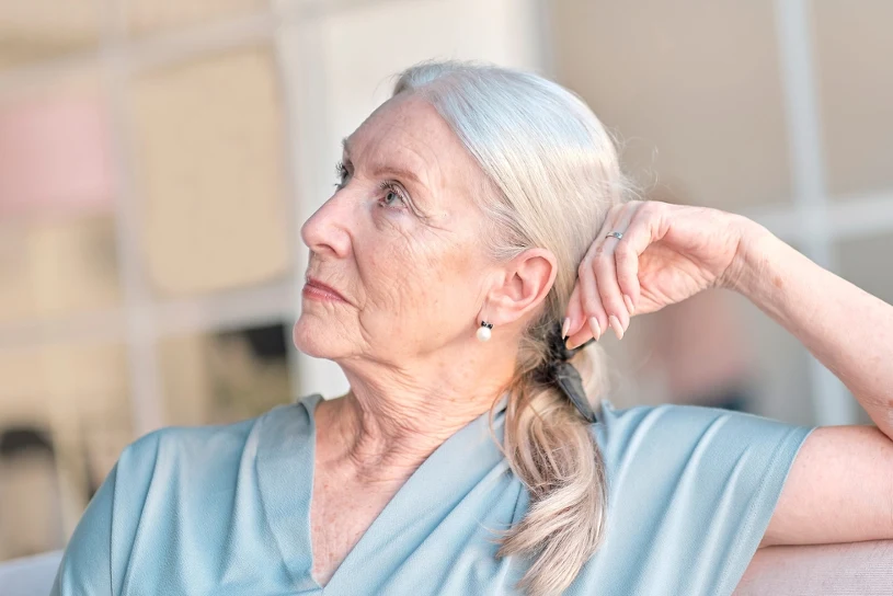 Najgorsze, co możesz założyć przy siwych włosach. Stracisz "blask"