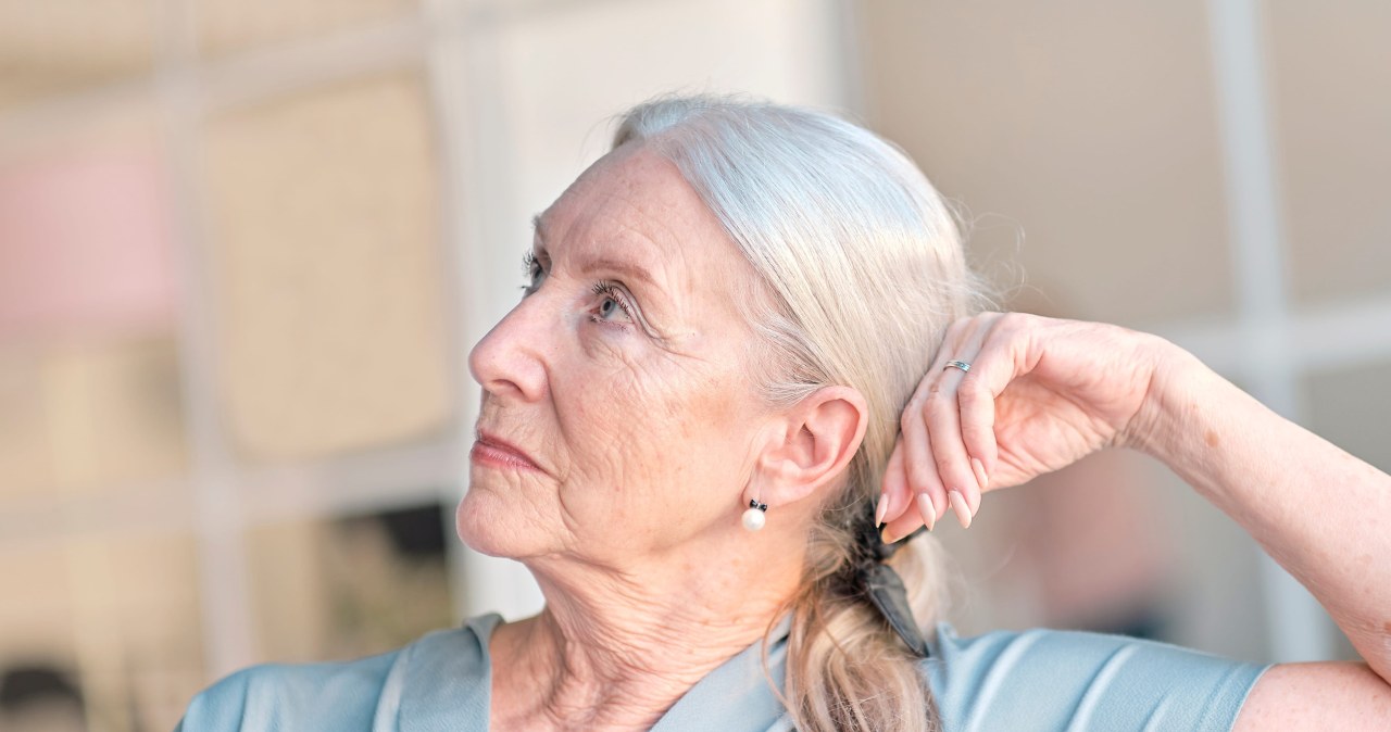 Najgorsze, co możesz założyć przy siwych włosach. Stracisz "blask"