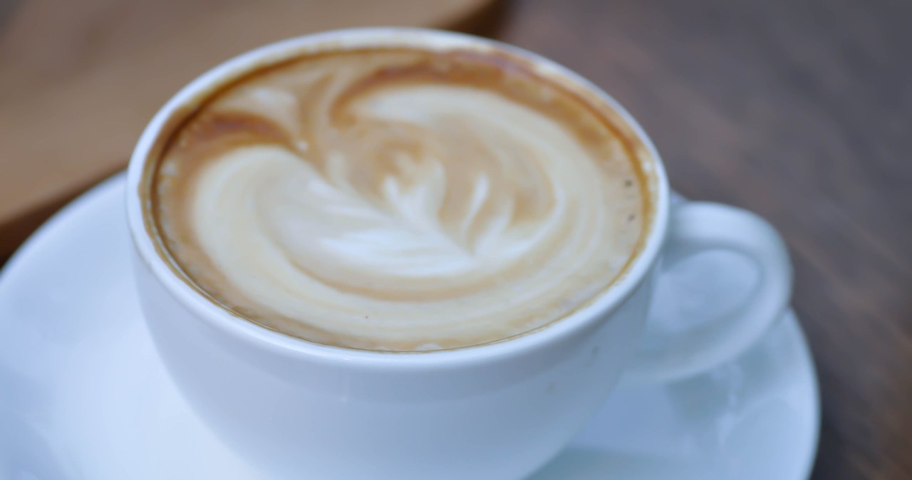 Dodaj odrobinę do kawy. Skończą się spadki energii i sięganie po ciasteczka