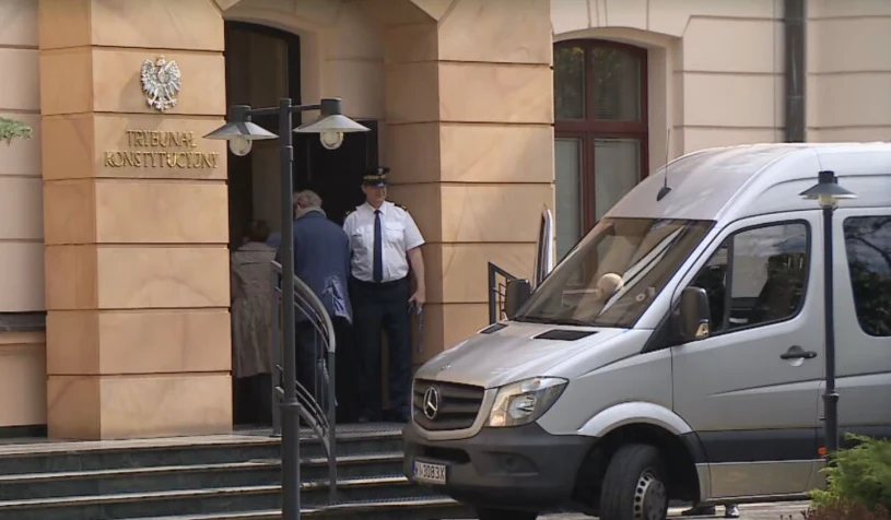 Sędziowie weszli do TK. Kordon policji przed budynkiem