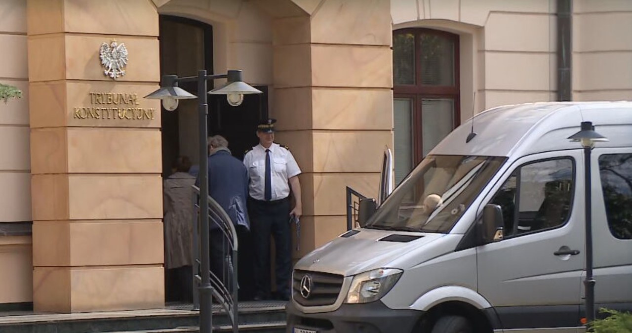 Sędziowie weszli do TK. Kordon policji przed budynkiem