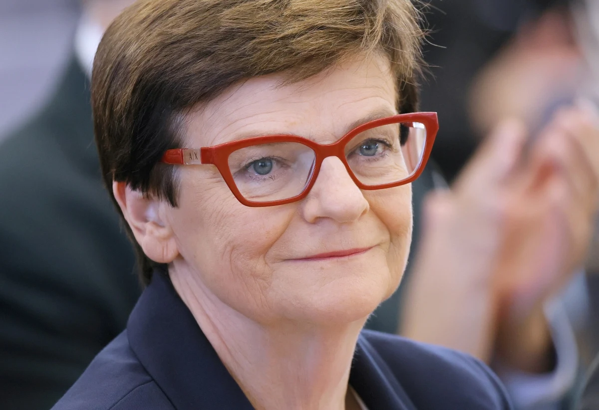 Gliwicka prokuratura bada sprawę użycia karetki szpitala w Knurowie do przewozu matki posłanki Koalicji Obywatelskiej Krystyny Szumilas. Ambulans miał prowadzić - bez odpowiednich uprawnień - dyrektor szpitala ds. administracyjnych. "Nie załatwiłam sobie transportu dzięki znajomościom, nie robię takich rzeczy" – zapewniła w wydanym dziś oświadczeniu była minister edukacji. 