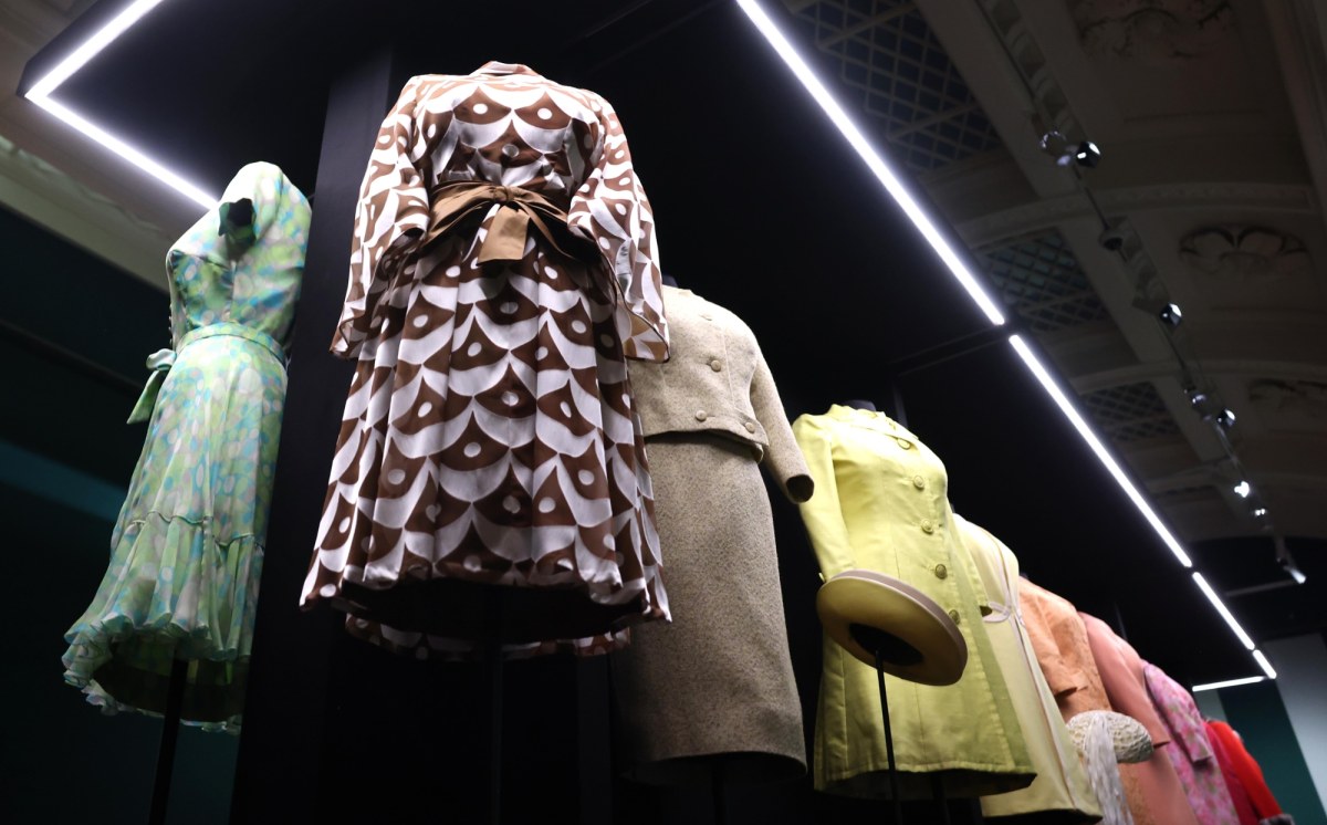 Takiej wystawy jeszcze nie było. Największa prezentacja mody królowej Elżbiety II