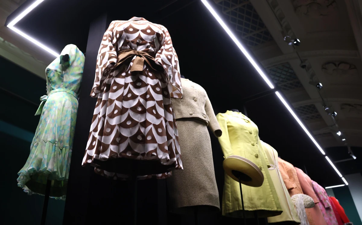 ​W Pałacu Buckingham w Londynie otwarto największą w historii wystawę poświęconą modzie królowej Elżbiety II. Ekspozycja "Queen Elizabeth II: Her Life in Style" prezentuje około 300 elementów garderoby monarchini, z czego ponad połowa pokazywana jest publicznie po raz pierwszy. Wystawa obejmuje stroje z każdego dziesięciolecia życia królowej, od dzieciństwa aż po ostatnie lata jej panowania.