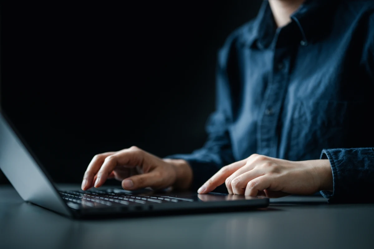 W Waszyngtonie odbyła się pilna narada z udziałem prezesów największych amerykańskich banków, zwołana przez sekretarza skarbu USA Scotta Bessenta oraz szefa Rezerwy Federalnej Jerome’a Powella. Powodem były poważne obawy dotyczące nowego modelu sztucznej inteligencji firmy Anthropic. Według ekspertów - może stanowić bezprecedensowe zagrożenie dla bezpieczeństwa systemów bankowych.