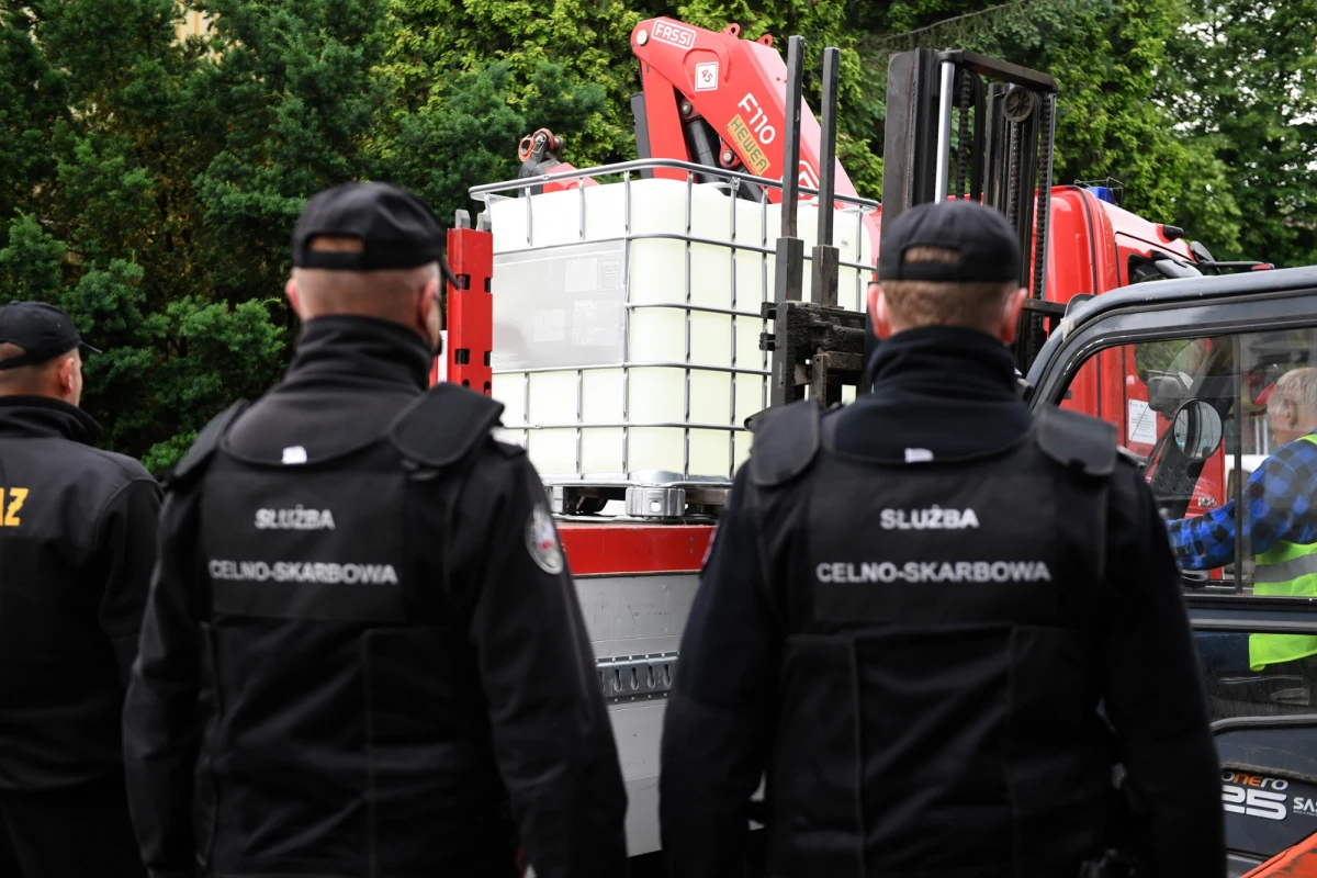 ​Przed Sądem Okręgowym w Białymstoku ruszył proces dziewięciu osób, w tym byłych funkcjonariuszy Krajowej Administracji Skarbowej z przejścia granicznego w Bobrownikach (woj. podlaskie). Są oskarżeni o przyjmowanie łapówek za umożliwianie przemytu papierosów na ogromną skalę. Łączna kwota łapówek miała wynieść blisko 4,9 miliona złotych. 