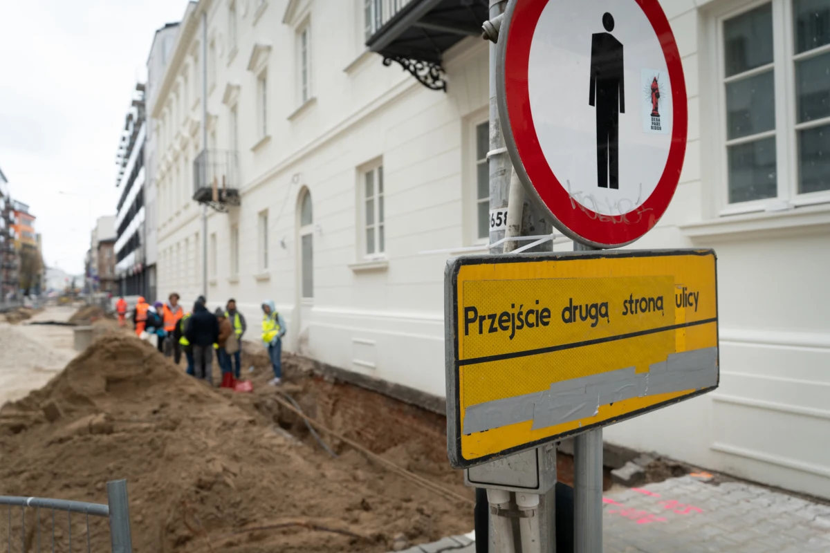 Podczas przebudowy ulicy Okrzei w Warszawie robotnicy natrafili na ludzkie szczątki. Odkrycie może wskazywać na istnienie dawnego, przykościelnego cmentarza z XVII wieku. Prace zostały natychmiast wstrzymane, a znalezisko zabezpieczyła prokuratura.
