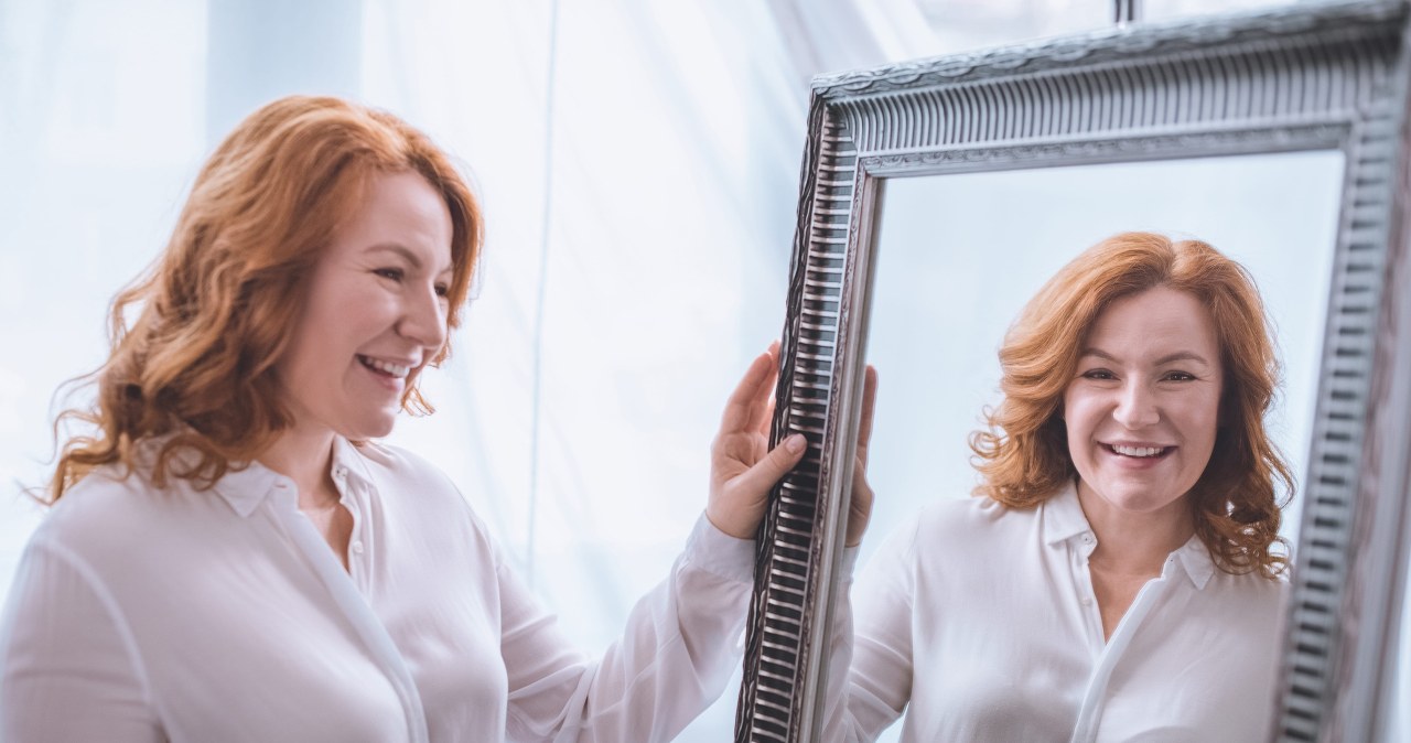 Połącz z miodem i nałóż na twarz. Ta roślina optycznie ją odmłodzi