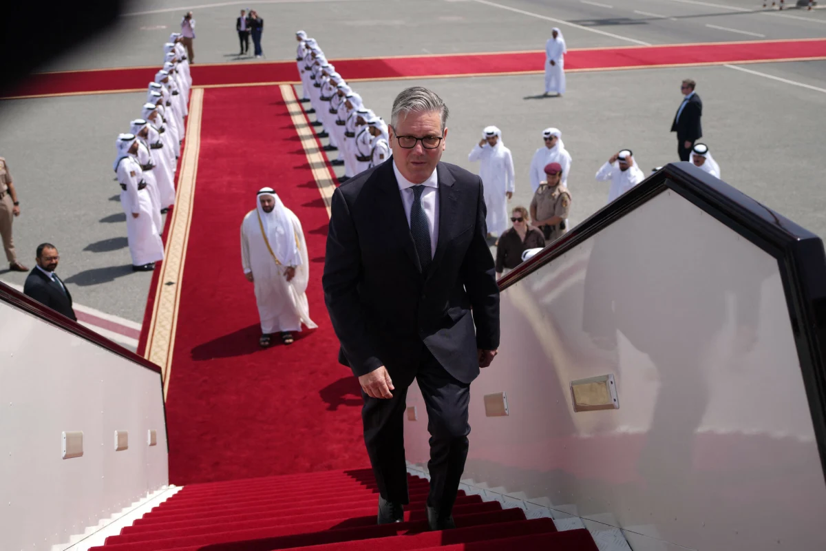 Brytyjski premier Keir Starmer w bezprecedensowo ostrych słowach skrytykował działania prezydenta USA Donalda Trumpa oraz rosyjskiego przywódcy Władimira Putina. Szef rządu podkreślił, że to ich polityka bezpośrednio uderza w portfele brytyjskich rodzin i przedsiębiorstw, destabilizując rynek energii.