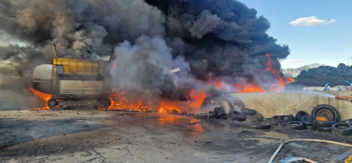 12 zastępów strażaków walczy z pożarem, który wybuchł na terenie zakładu zajmującego się utylizacją opon w miejscowości Rożental (woj. pomorskie). Czarne gęste kłęby dymu widoczne są z wielu kilometrów. 
