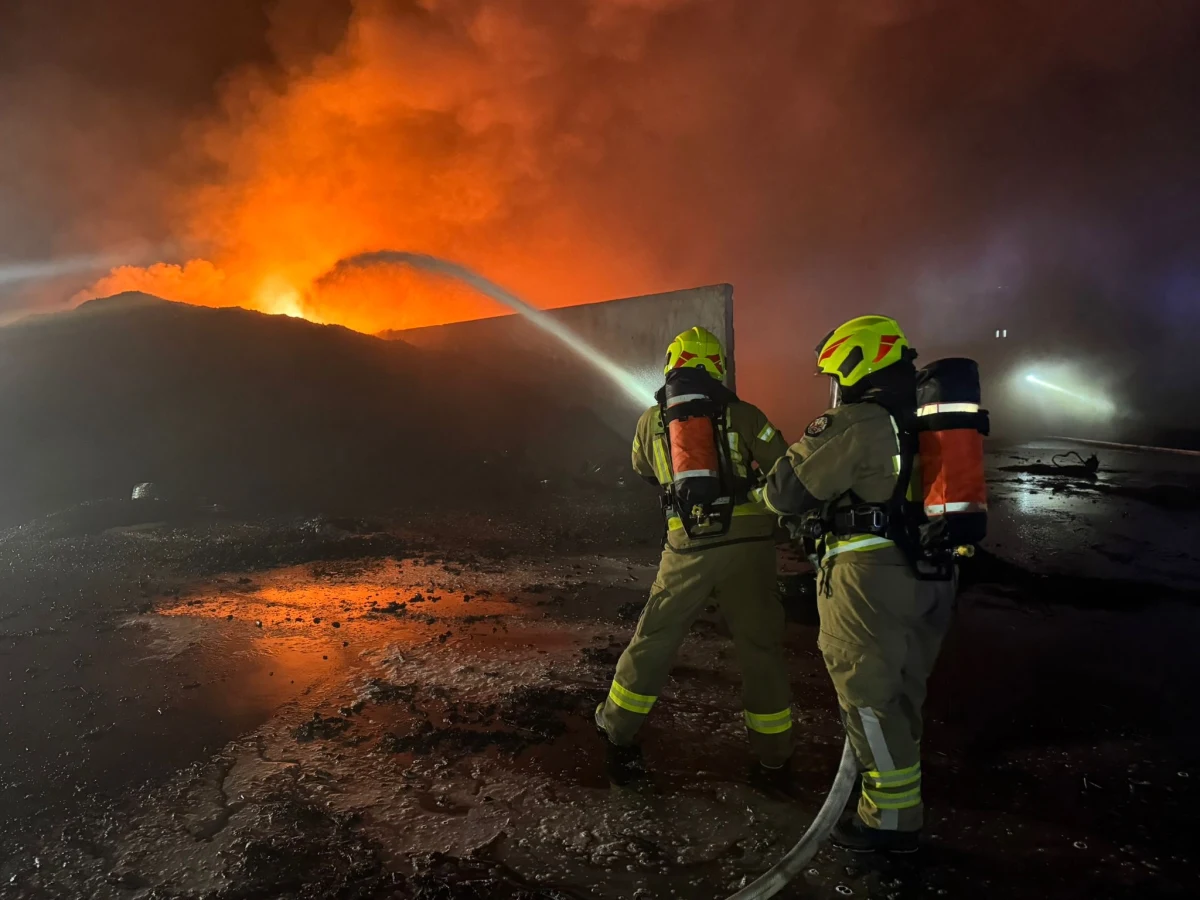 Akcja w Rożentalu na Pomorzu niezwykle trudna. W sobotę wciąż ponad 100 strażaków walczy z pożarem, który wybuchł w piątek po południu w zakładzie zajmującym się utylizacją opon.