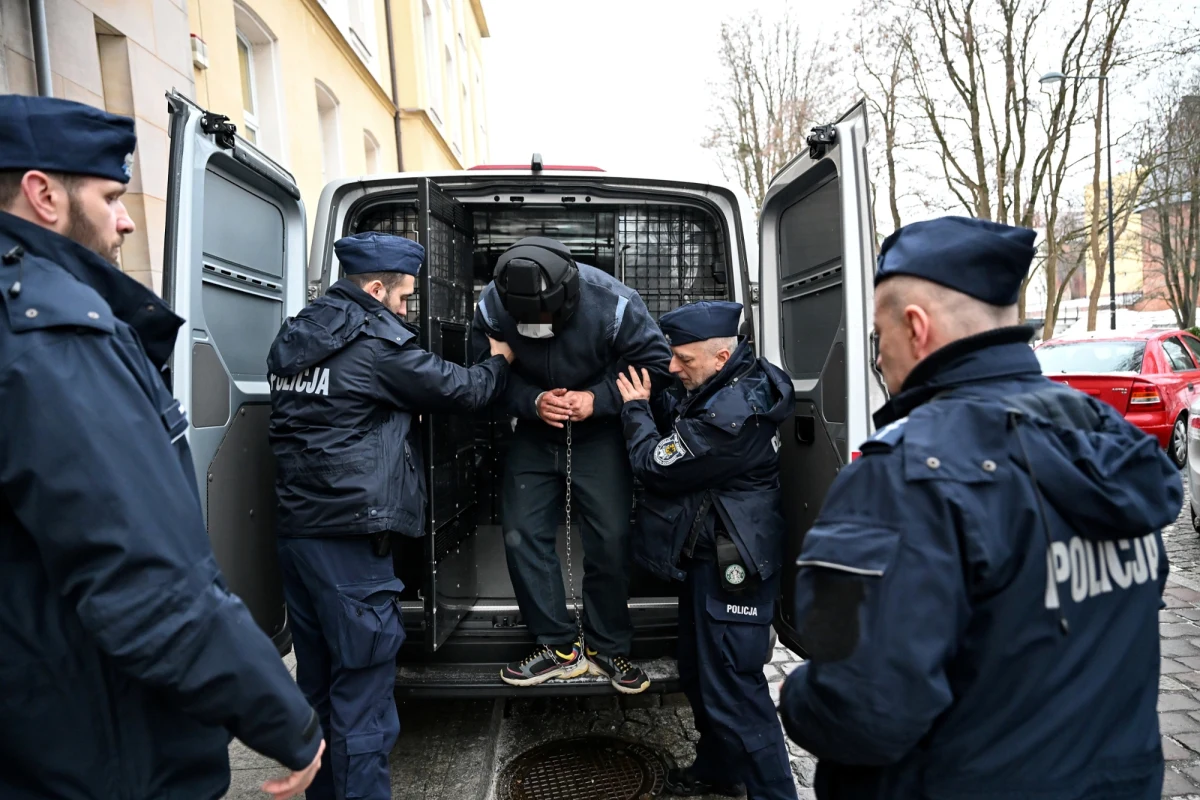 Nie był pod wpływem alkoholu, narkotyków, środków odurzających ani psychotropowych. Są wyniki badań toksykologicznych byłego funkcjonariusza Służby Ochrony Państwa. Jest on podejrzany o zabójstwo w Ustce czteroletniej córki i usiłowanie zabójstwa czworga członków swojej rodziny.