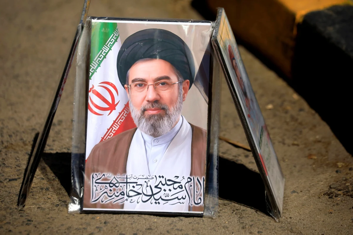 Nowy najwyższy przywódca Iranu Modżtaba Chamenei wciąż przechodzi rekonwalescencję po poważnych obrażeniach twarzy i nóg doznanych podczas nalotu, w którym zginął jego ojciec na początku wojny - podał w sobotę Reuters, powołując się na trzy osoby z jego bliskiego otoczenia.