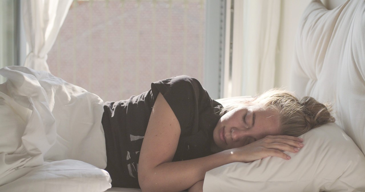 Pozycje do spania, które postarzają. Widać na policzkach i wokół oczu