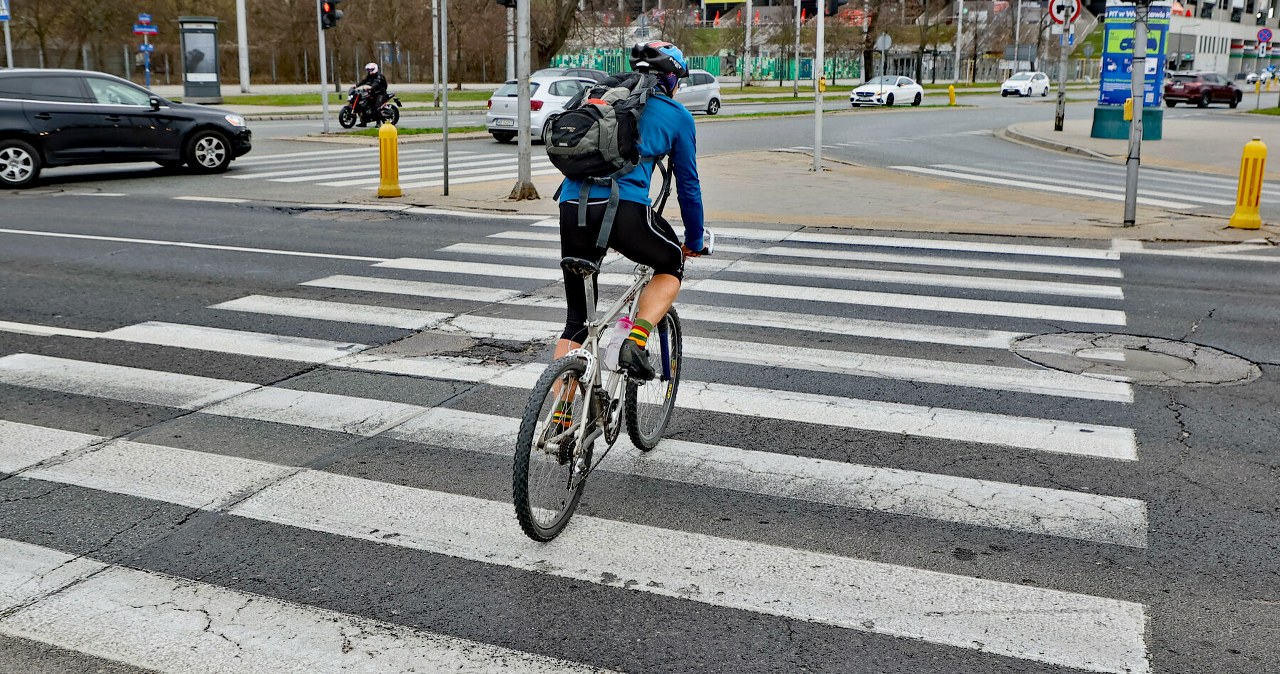 Kiedy rowerzysta może jechać po przejściu? O tym wyjątku mało kto wie