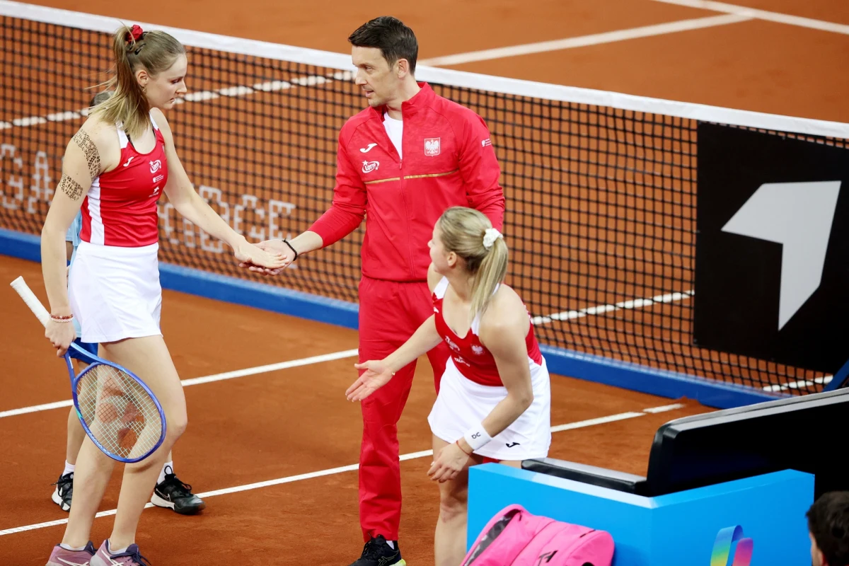 Maja Chwalińska i Martyna Kubka przegrały w Gliwicach z parą Ljudmiła Kiczenok, Nadija Kiczenok 5:7, 7:6 (7-4), 3:6 w trzecim meczu o udział w turnieju finałowym Billie Jean King Cup. Ukraińskie tenisistki objęły prowadzenie 3:0 i zapewniły sobie awans. Mecz trwał 3 godziny i 12 minut.