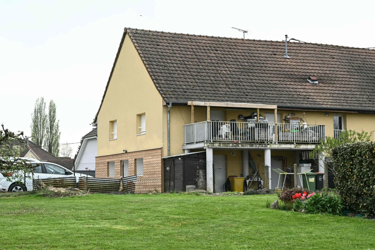 Dziewięcioletni chłopiec został uratowany po tym, jak przez prawie 18 miesięcy był zamknięty w furgonetce swojego ojca. Obecnie przebywa w szpitalu we wschodniej Francji.