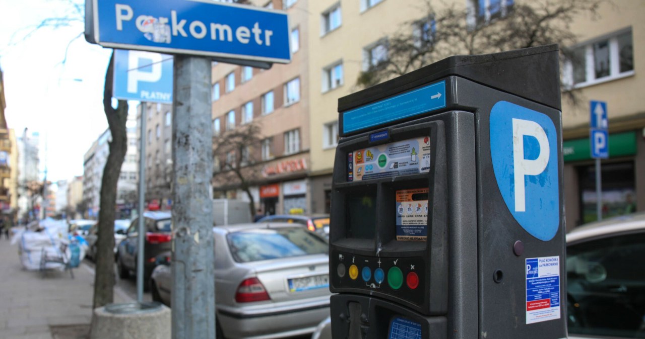 Wciskasz przycisk i parkujesz bez opłaty. Prosty trik z "bułką"